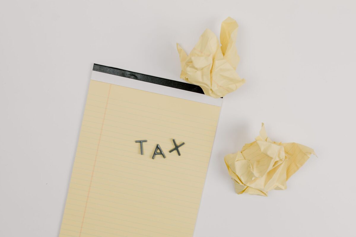 Kartka z napisem TAX obok pogniecionego papieru