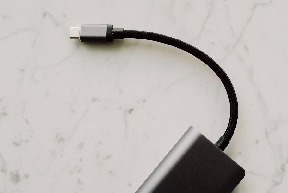 Kabel USB-C z bliska na jasnym tle