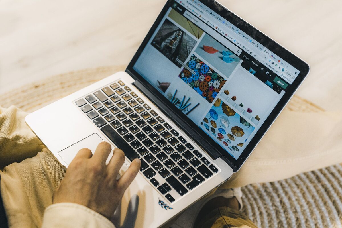 Laptop z ekranem programu księgowego
