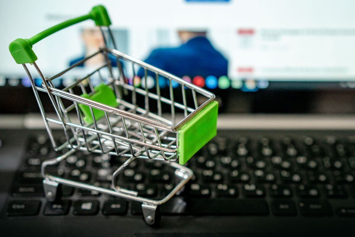 Miniaturowy wózek sklepowy na klawiaturze laptopa