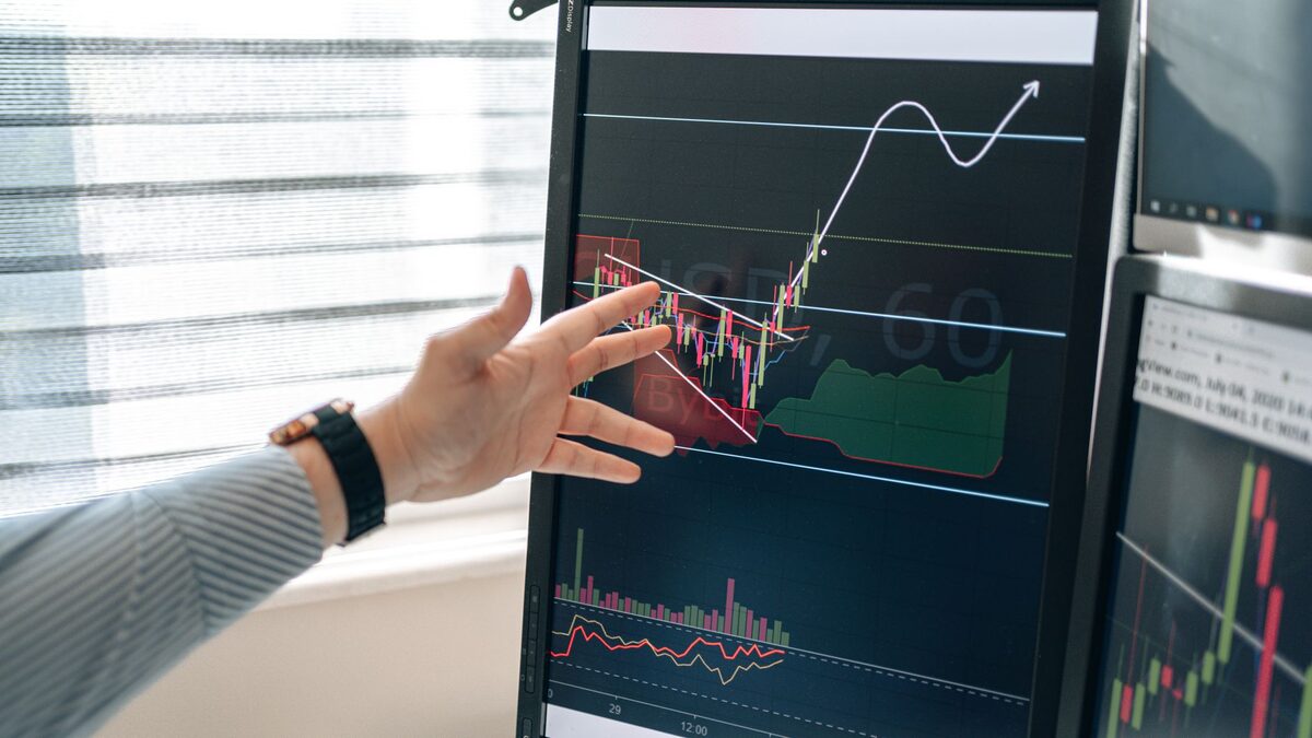 Panel ERP z danymi biznesowymi na ekranie