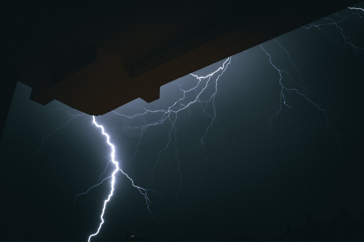 Wyładowanie atmosferyczne symbolizujące skok napięcia