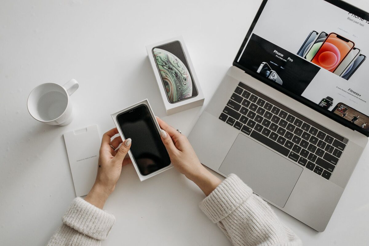 Nowy laptop w otwartym kartonowym opakowaniu
