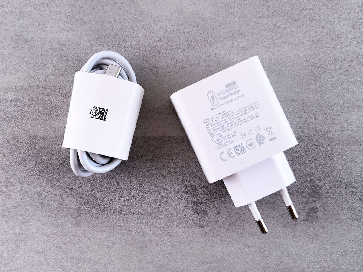Ładowarka i kabel zasilający na blacie