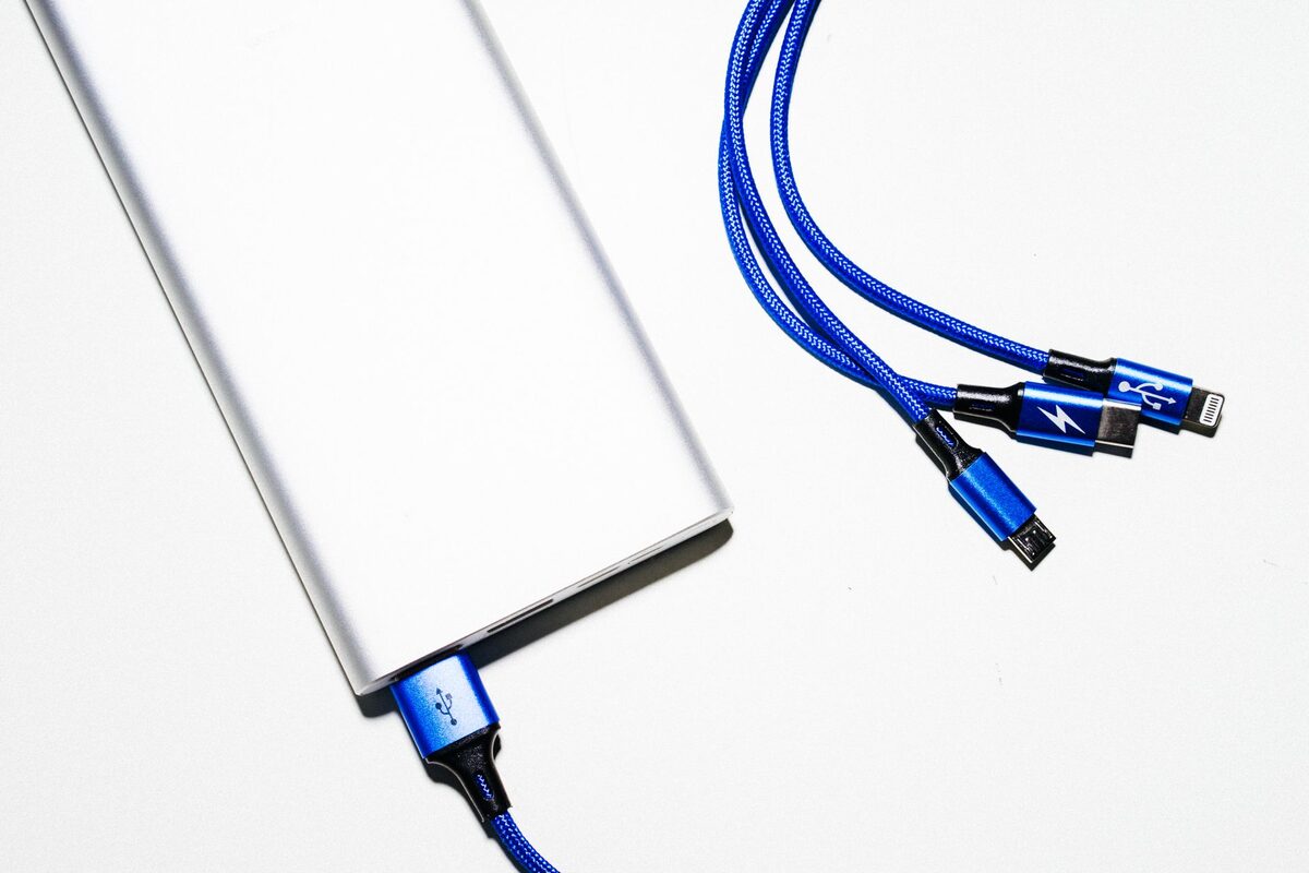 Kabel ładujący podłączony do laptopa