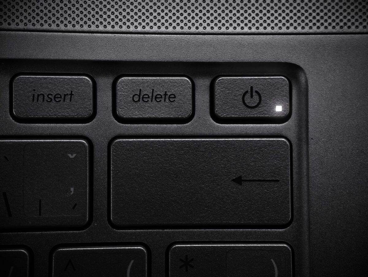 Przycisk zasilania na klawiaturze laptopa z bliska