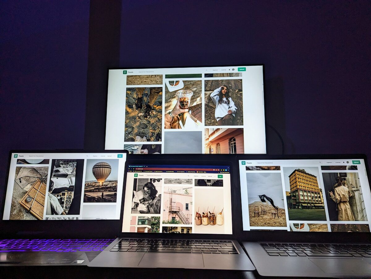 Ekran laptopa z wieloma otwartymi oknami programów