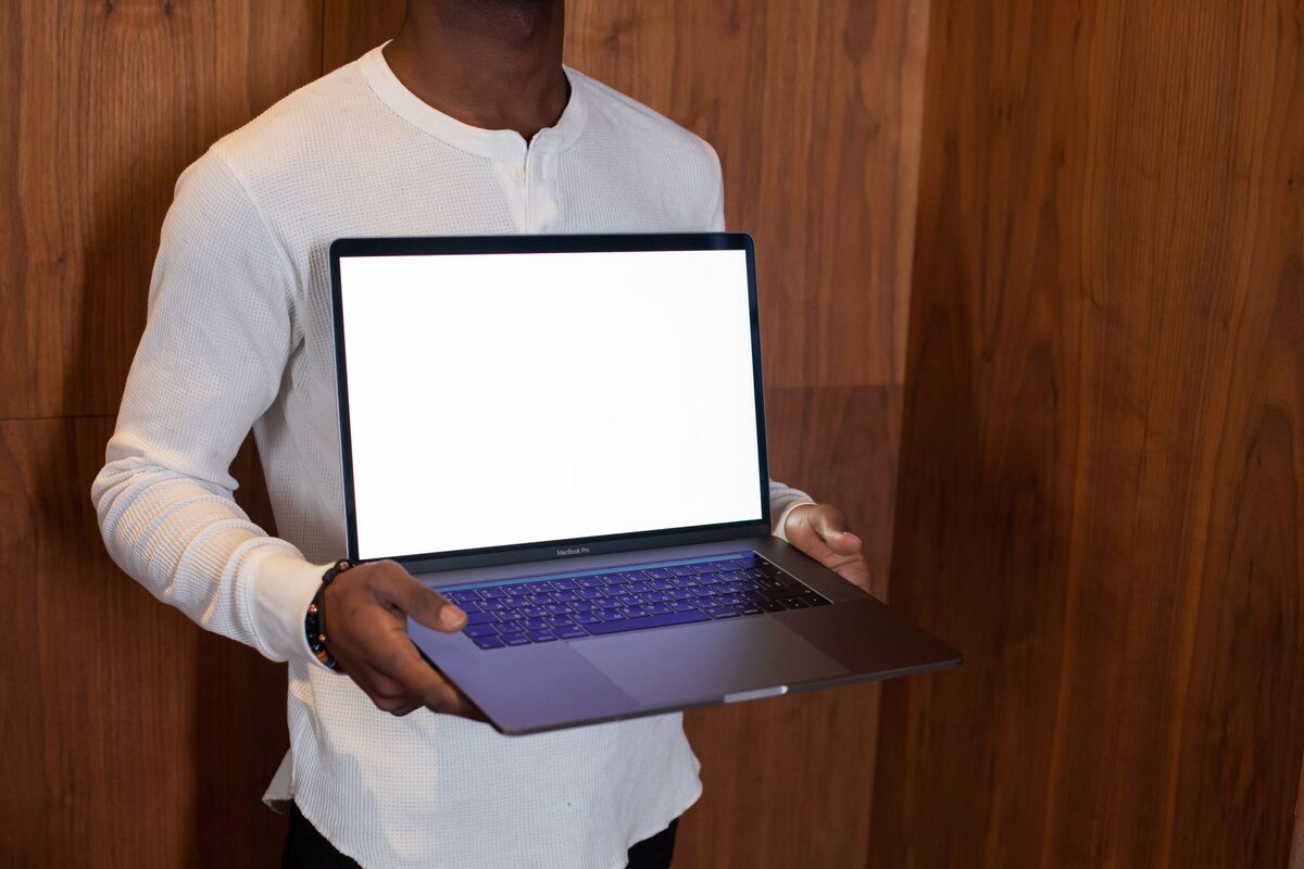 Otwarty ekran laptopa z widocznym zawiasem