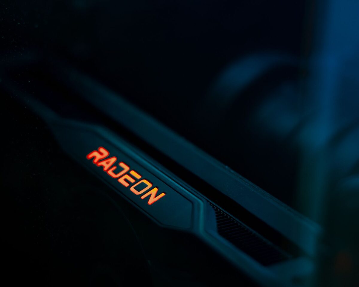 Karta graficzna AMD Radeon z podświetlanym logo