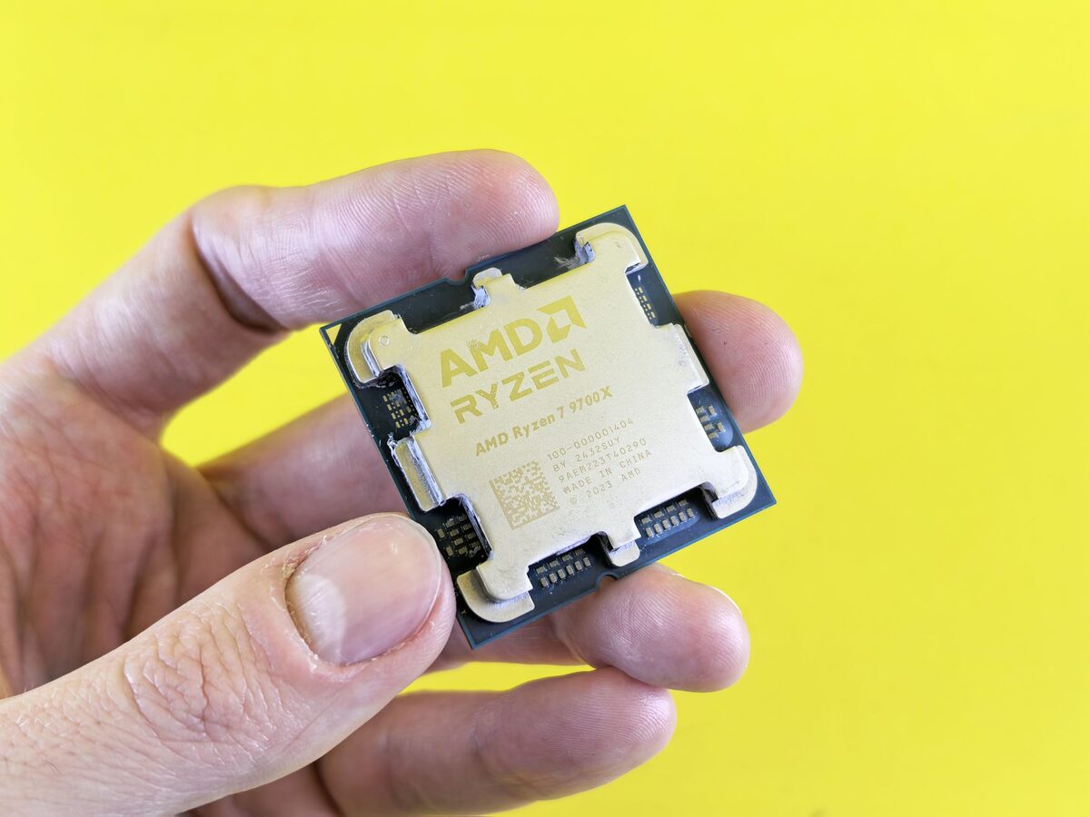 Procesor AMD Ryzen trzymany w dłoni