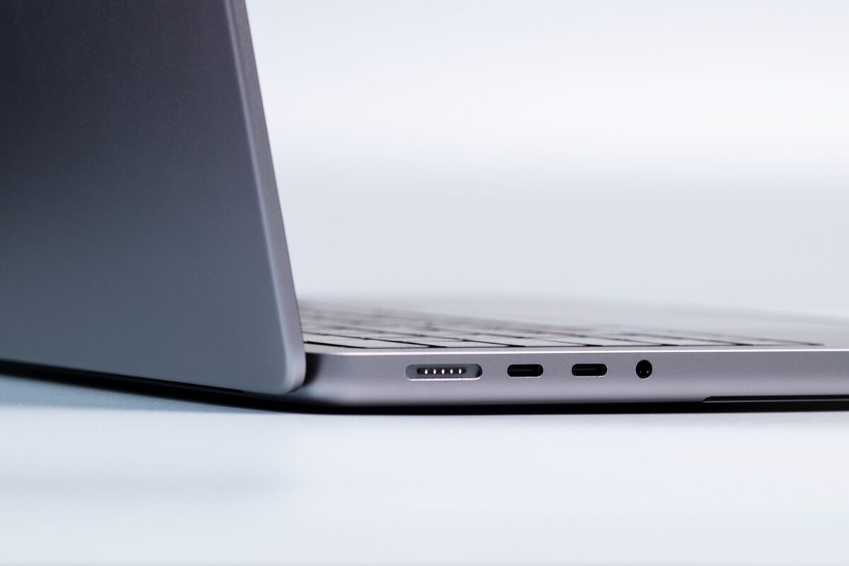 Naprawa portów i gniazd w laptopie