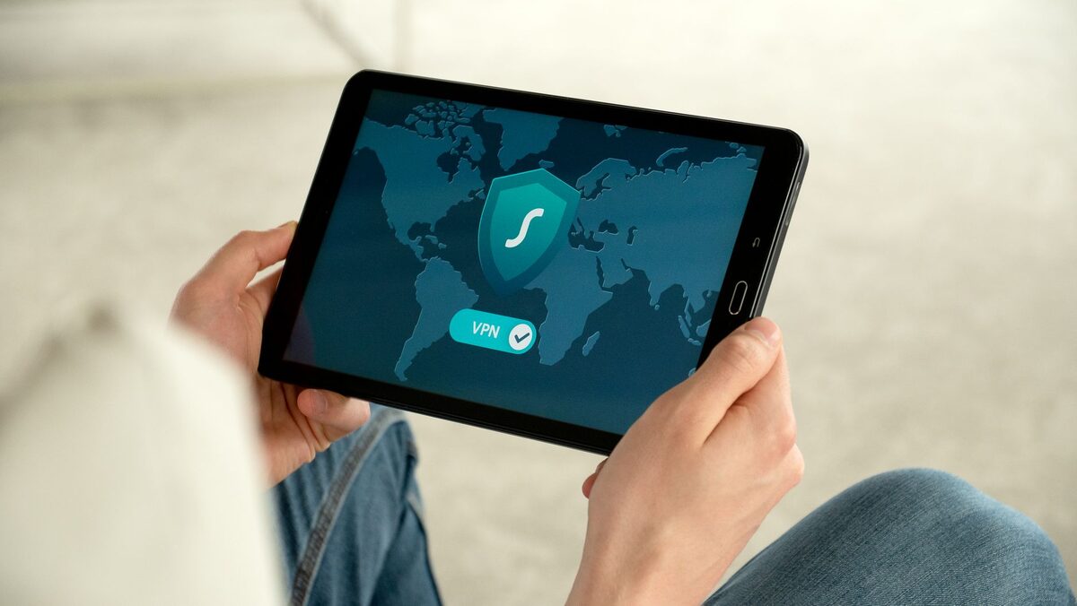 Tablet w dłoniach z aktywnym połączeniem VPN