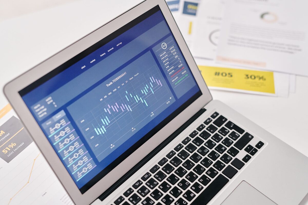 Laptop z wykresem danych na ekranie
