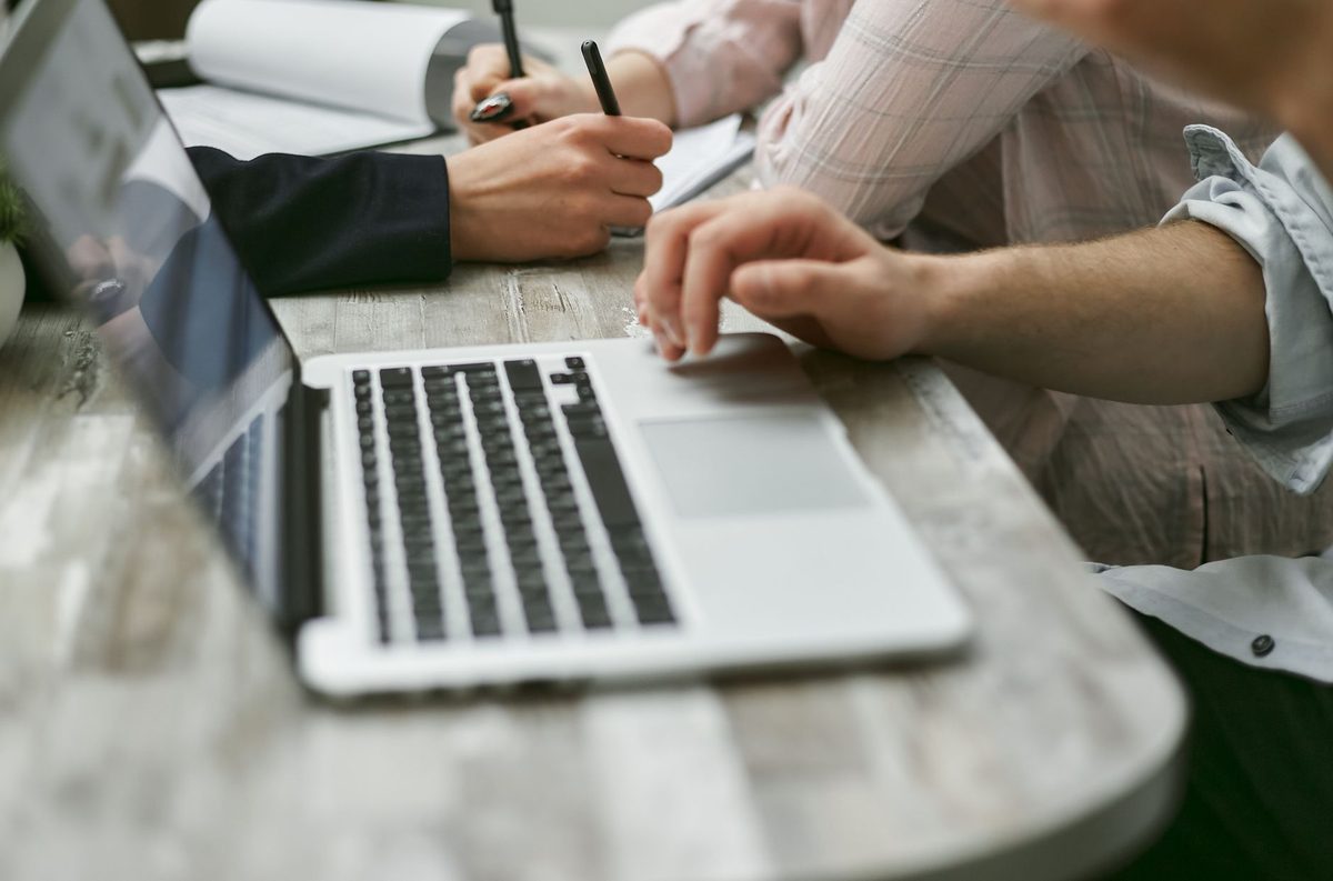 Laptopy firmowe na stole podczas pracy zespołu