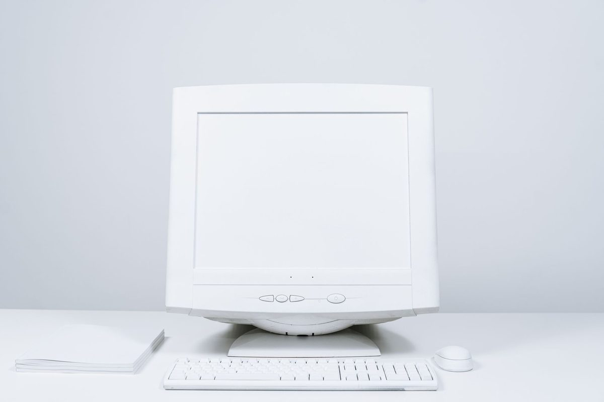 Monitor komputerowy na jasnym, neutralnym tle