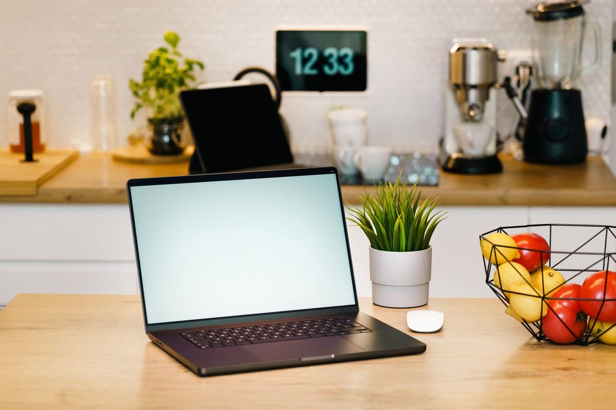 Laptop otwarty na kuchennym blacie