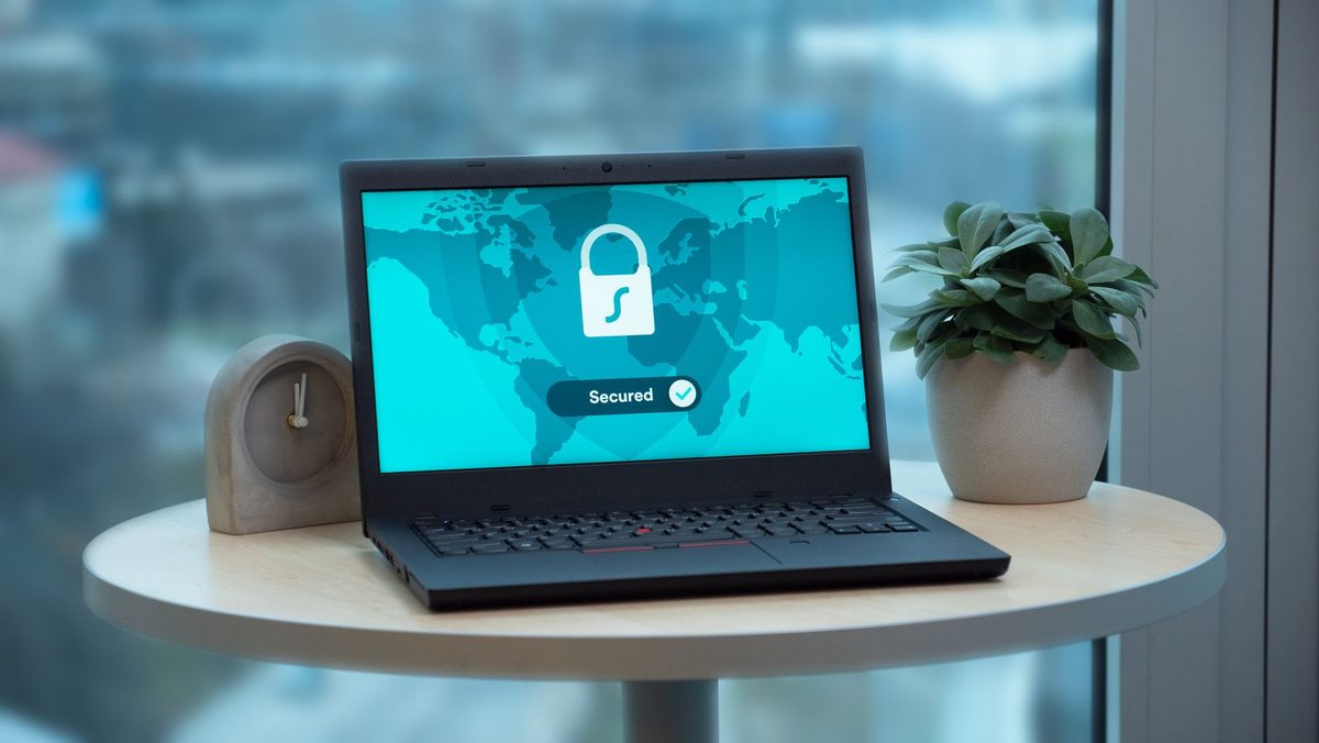 Laptop z symbolem kłódki na ekranie