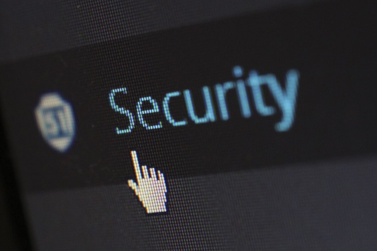 Napis Security na ekranie komputera z kursorem