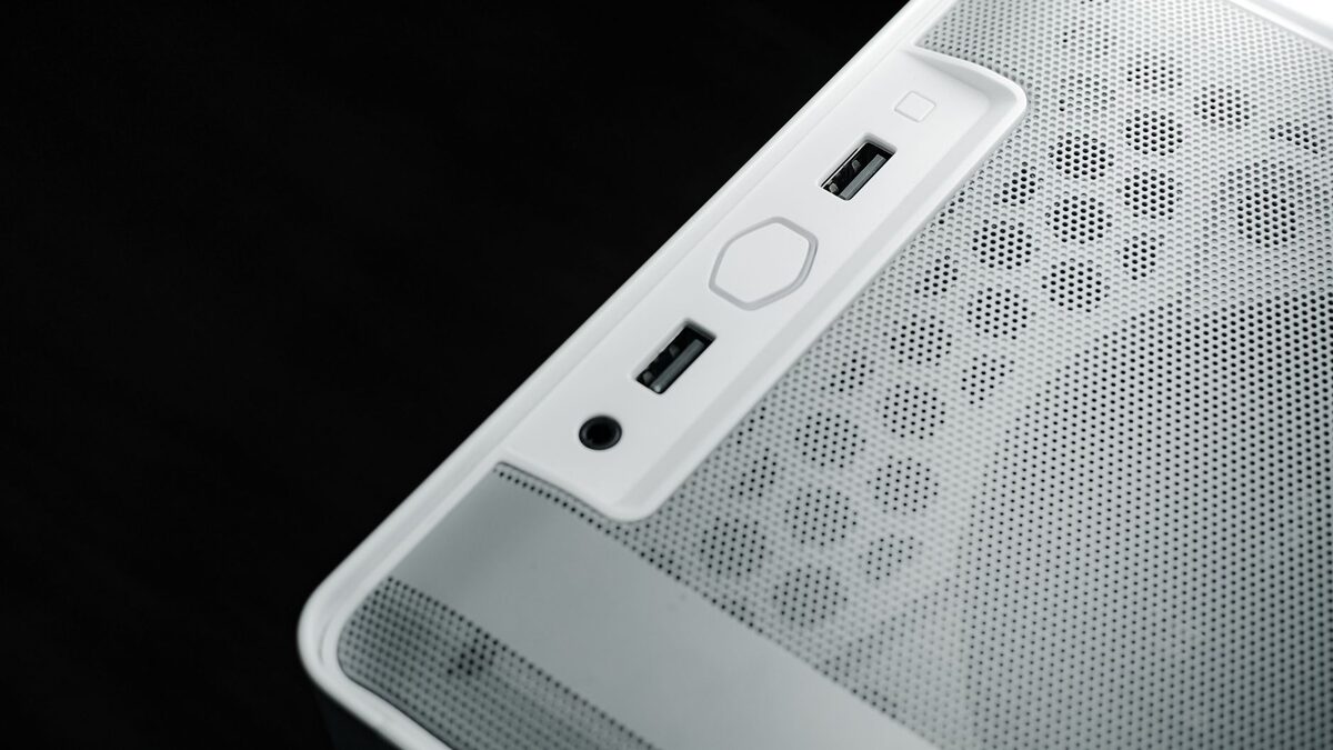 Panel przedni obudowy komputera z portami