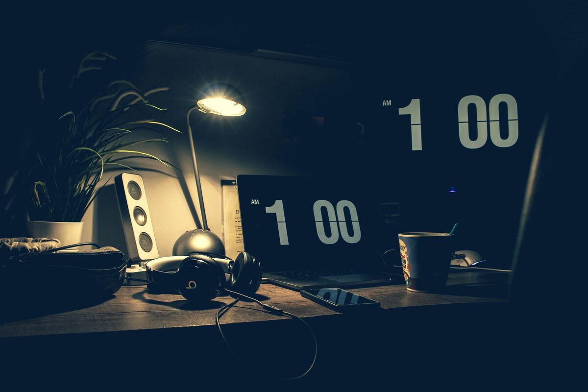 Zegar i laptop symbolizujące pomoc o każdej porze