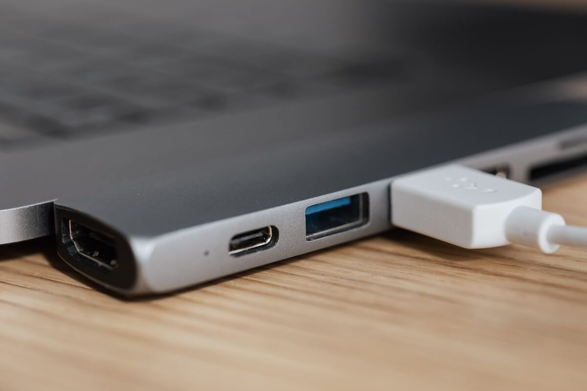 Kabel USB-C podłączony do portu laptopa z bliska