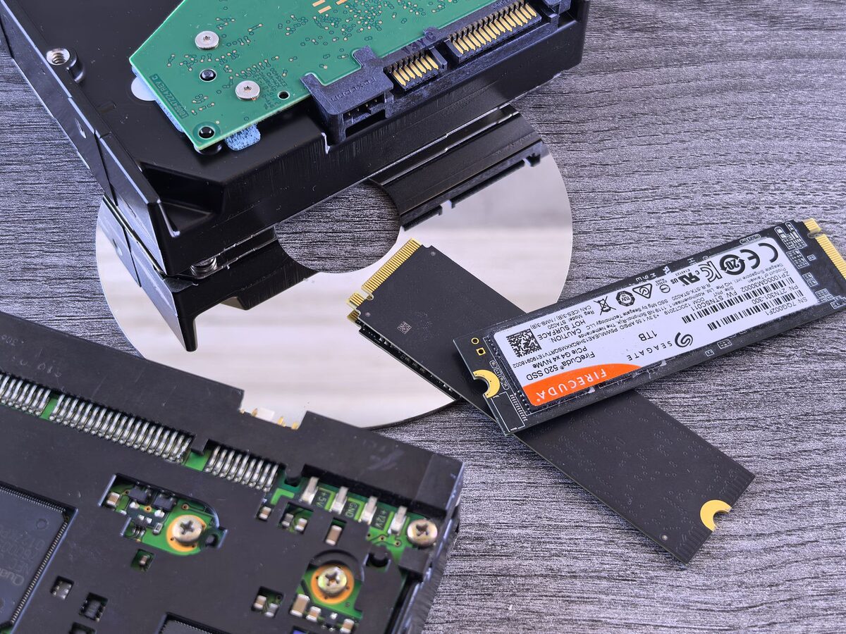 Stary dysk twardy obok nowego dysku SSD NVMe