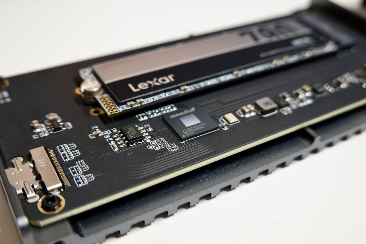 Dysk SSD NVMe z widoczną płytką elektroniczną