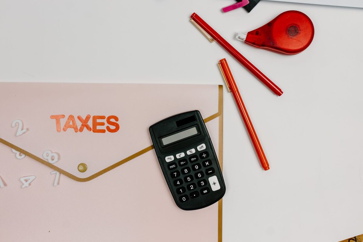 Koperta z napisem Taxes obok kalkulatora