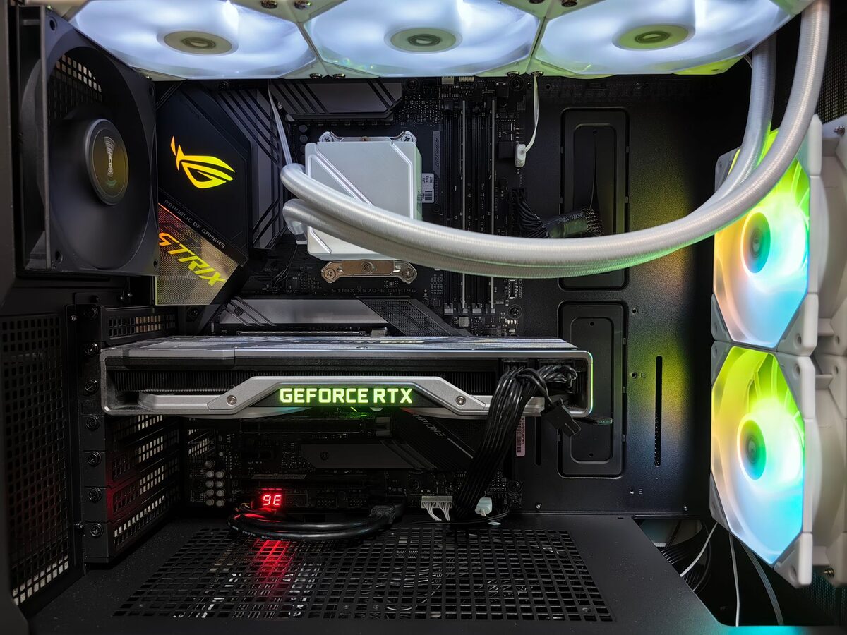Wnętrze komputera Asus ROG z kartą graficzną i chłodzeniem