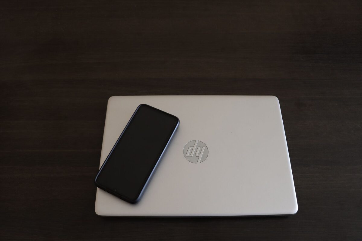 Laptop HP z widocznym logo na obudowie