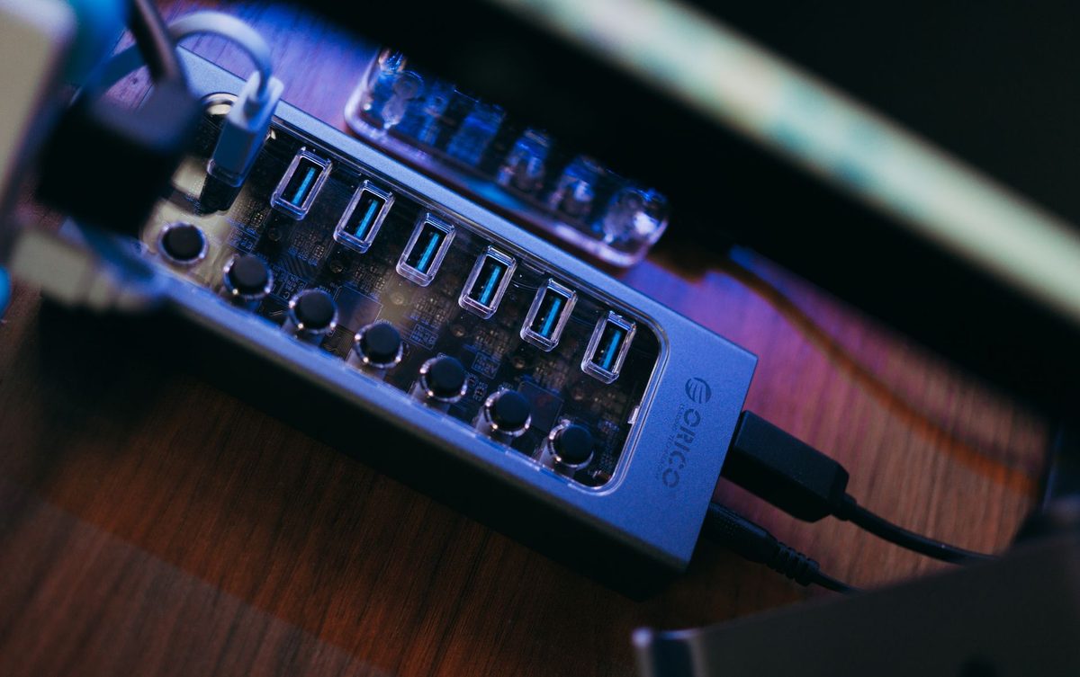 Panel przedni obudowy komputera z gniazdami USB