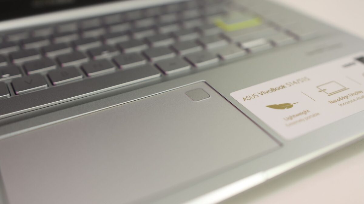 Laptop Asus VivoBook z bliska, widoczna gałka touchpada
