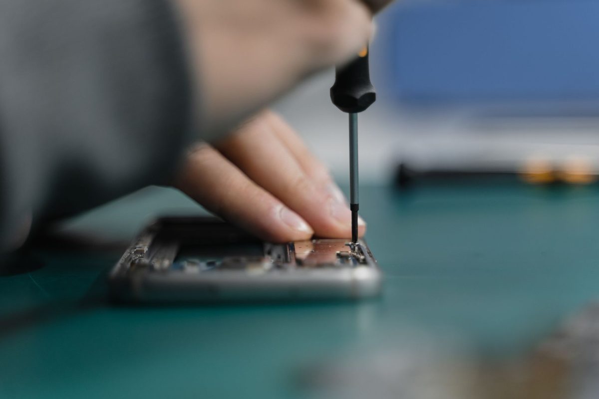 Precyzyjny wkrętak przy drobnych elementach elektroniki