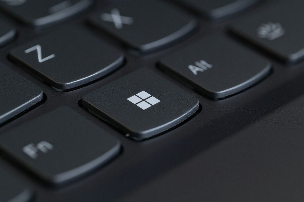 Klawiatura laptopa z klawiszem Windows z bliska