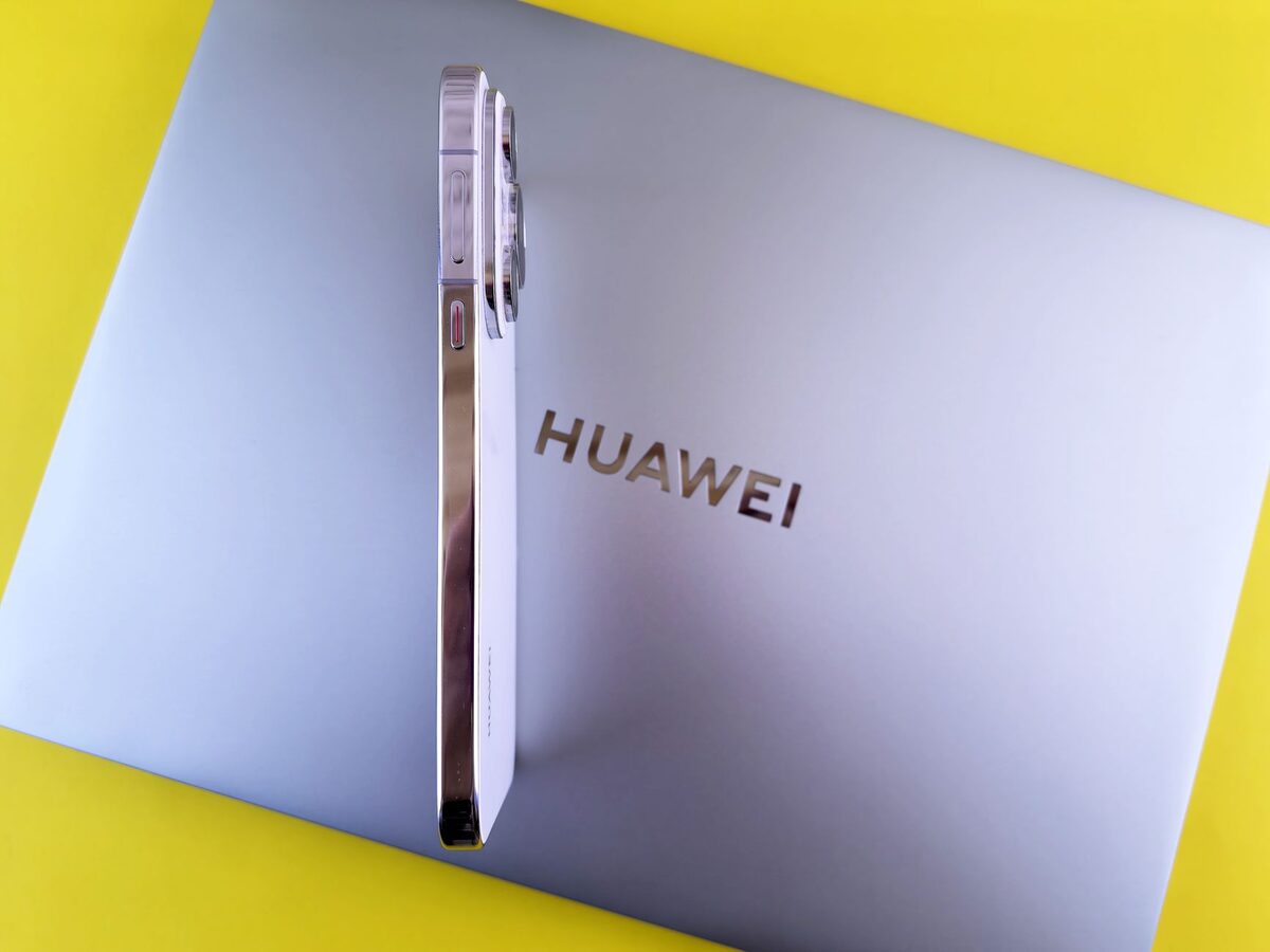 Obudowa laptopa Huawei z widocznym logo