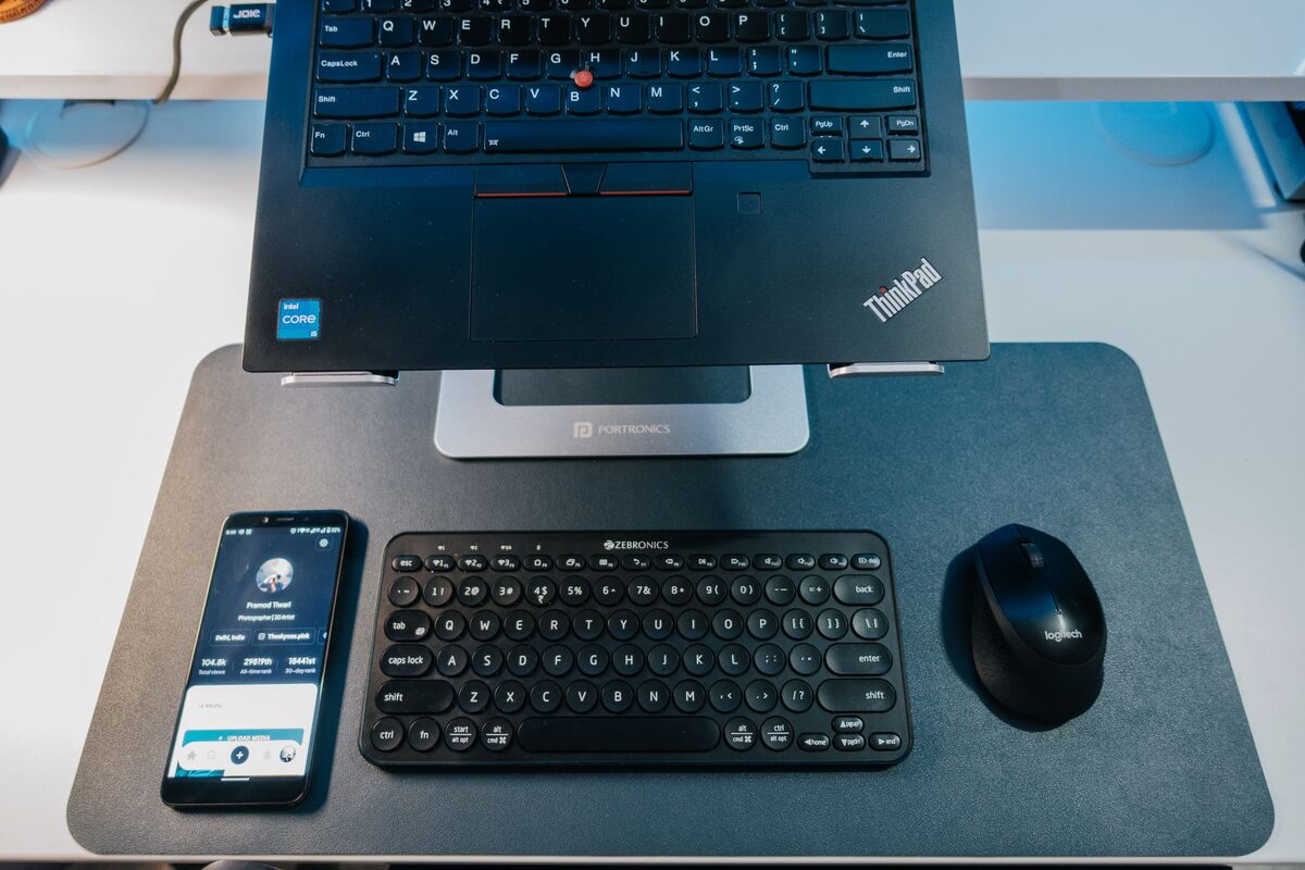 Laptop Lenovo ThinkPad na biurku obok klawiatury i myszy
