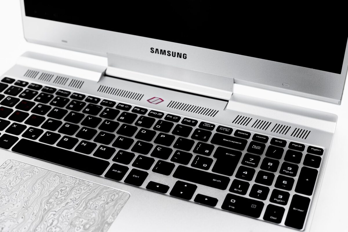 Klawiatura laptopa Samsung z widocznym logo