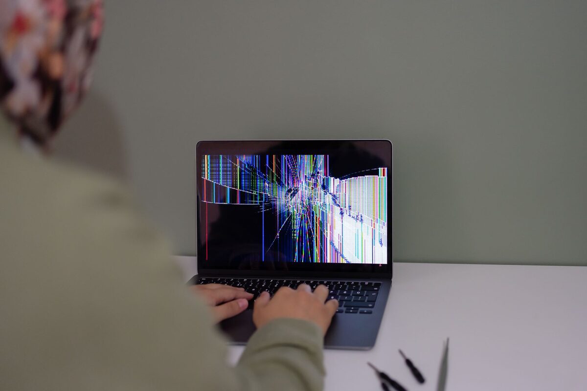 Ekran laptopa podczas naprawy na warsztacie