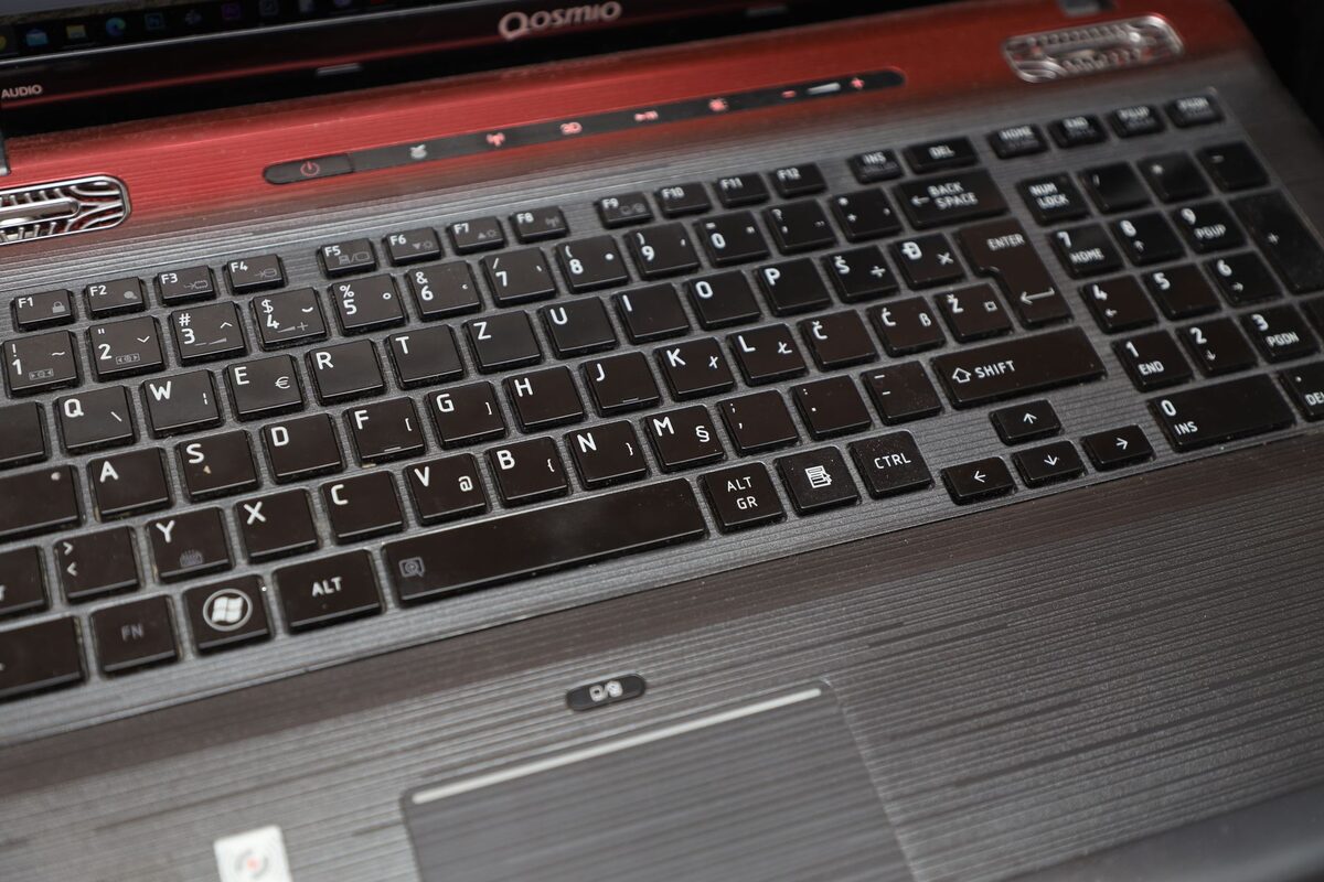 Klawiatura laptopa Toshiba Qosmio z bliska