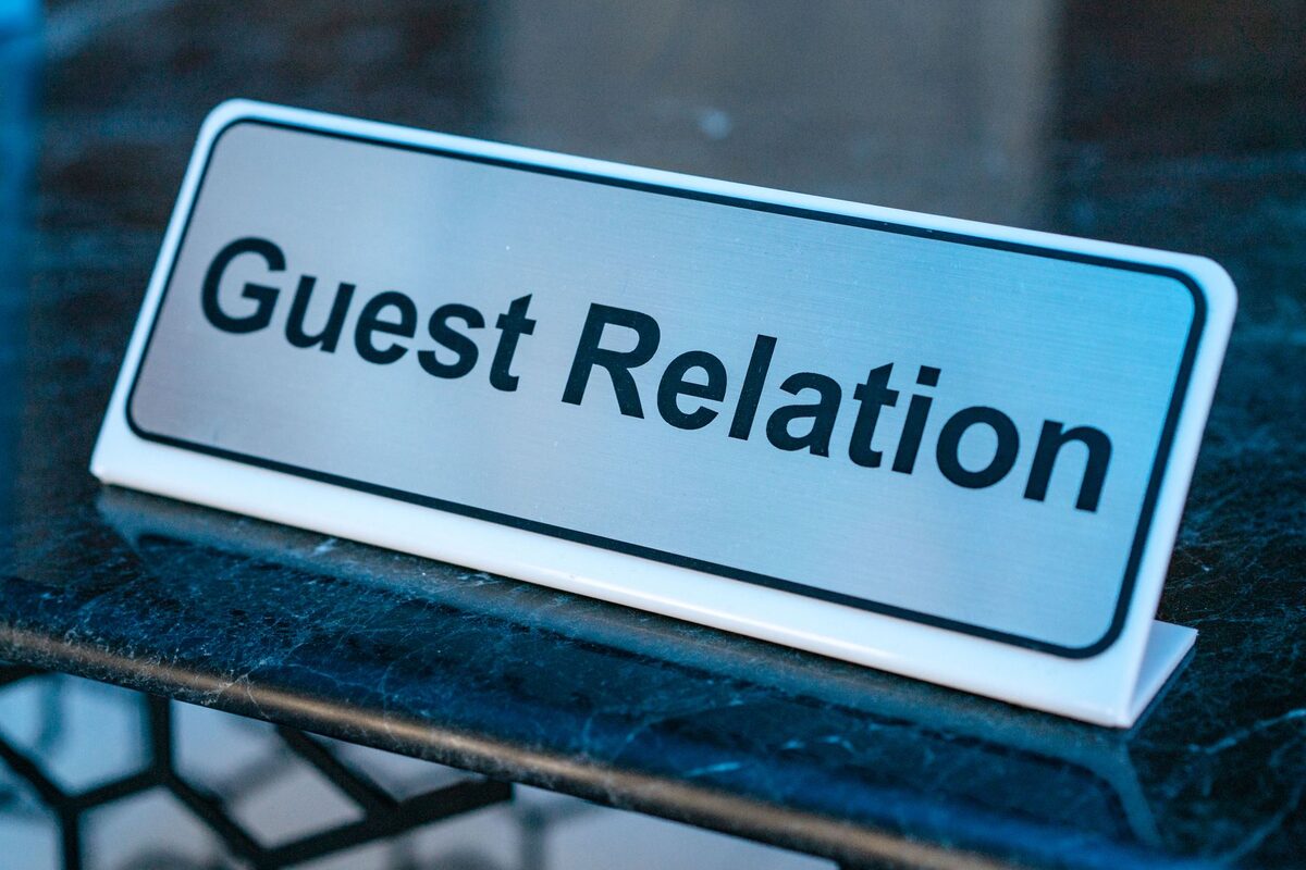 Tabliczka z napisem Guest Relation