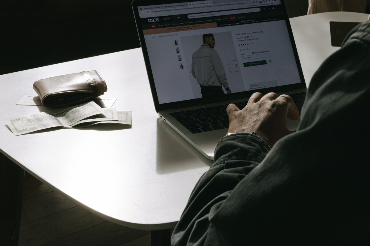 Ekran aukcji internetowej na laptopie