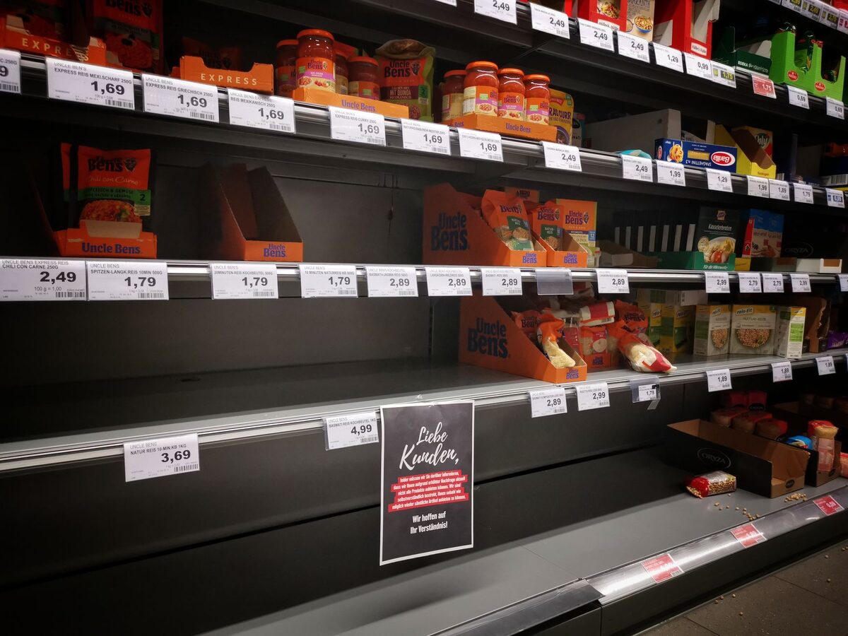 Regały sklepowe z produktami spożywczymi