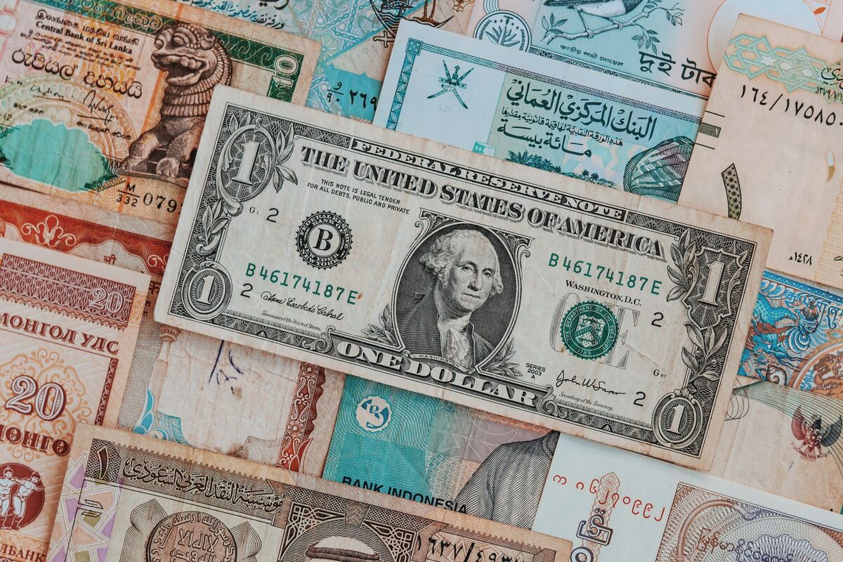 Banknoty różnych walut ułożone razem