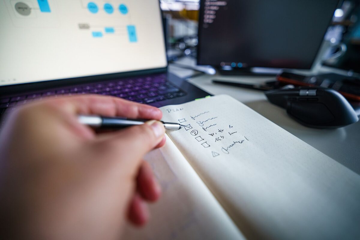Lista kontrolna testów na ekranie laptopa