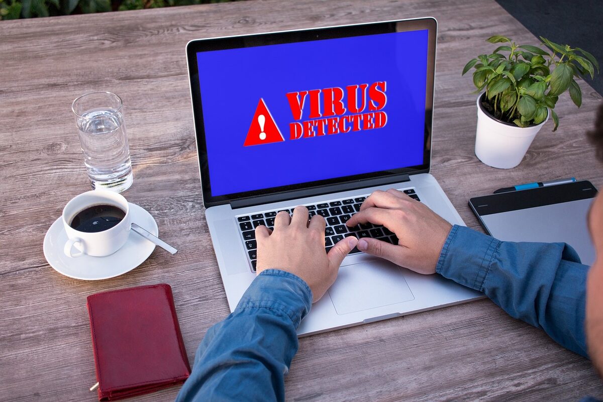 Ostrzeżenie o wykryciu wirusa na ekranie laptopa