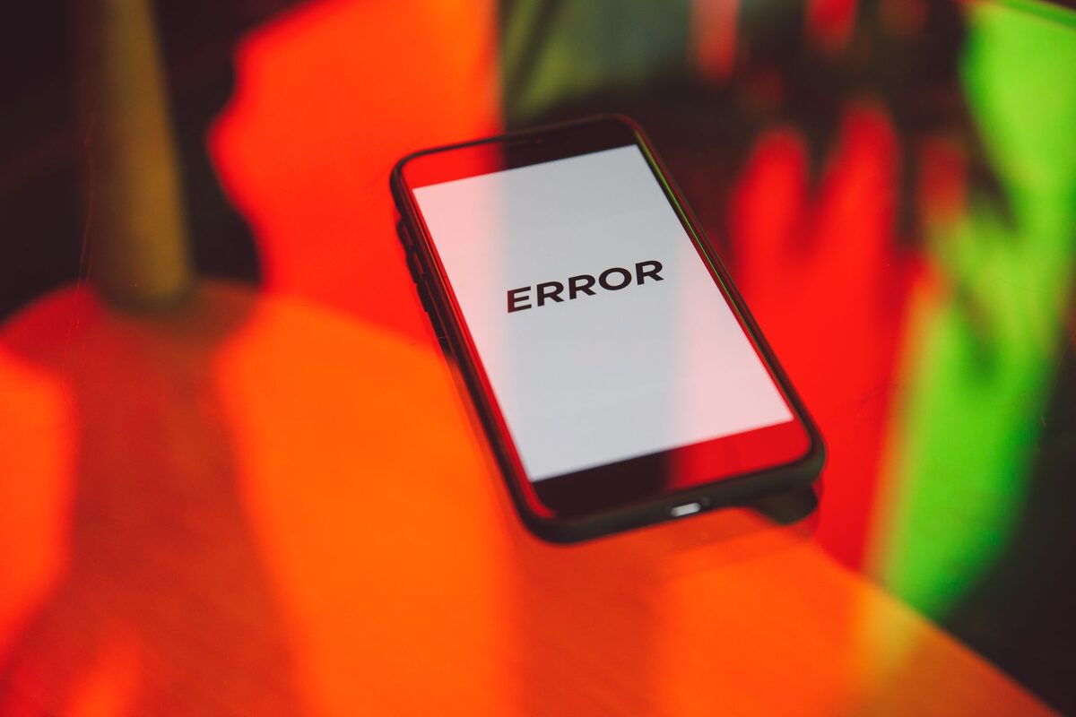 Ekran laptopa z niebieskim kodem programistycznym