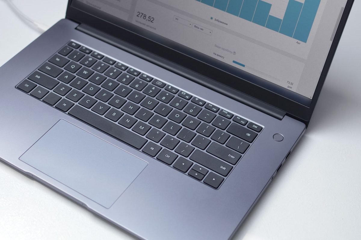 Laptop biznesowy na jasnym tle