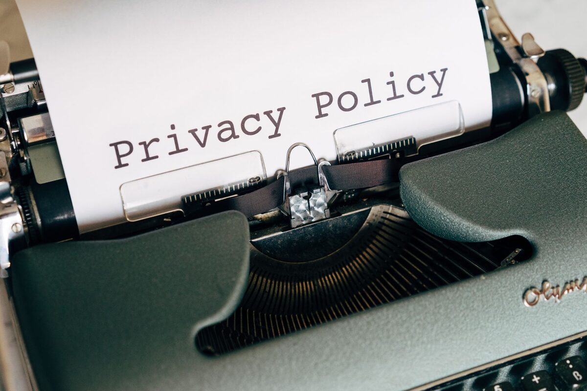 Maszyna do pisania z napisem Privacy Policy