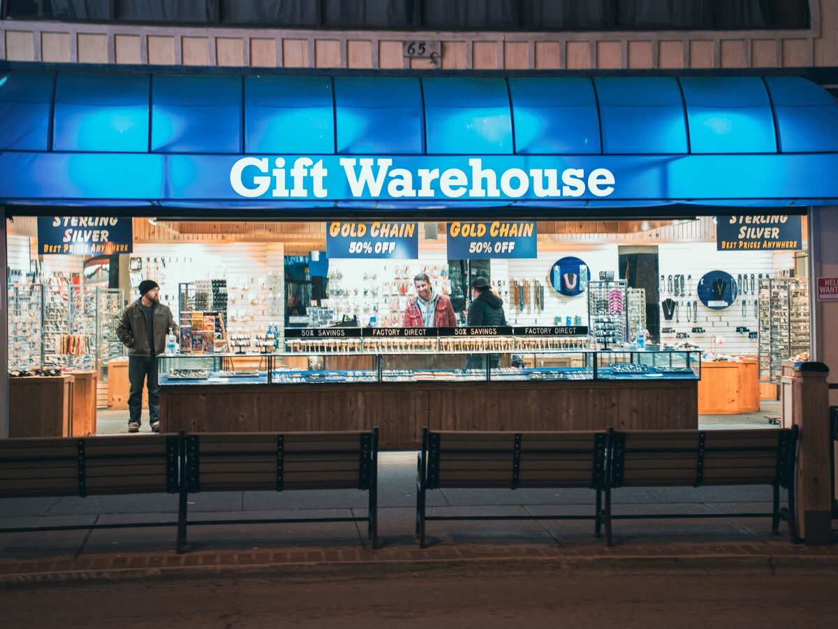 Witryna sklepu z szyldem Gift Warehouse