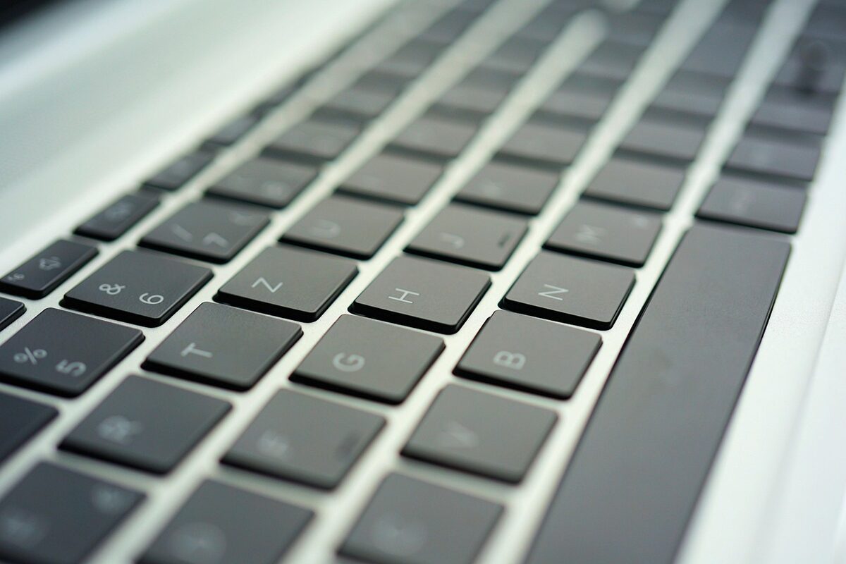 Klawiatura laptopa z bliska, widoczne pojedyncze klawisze